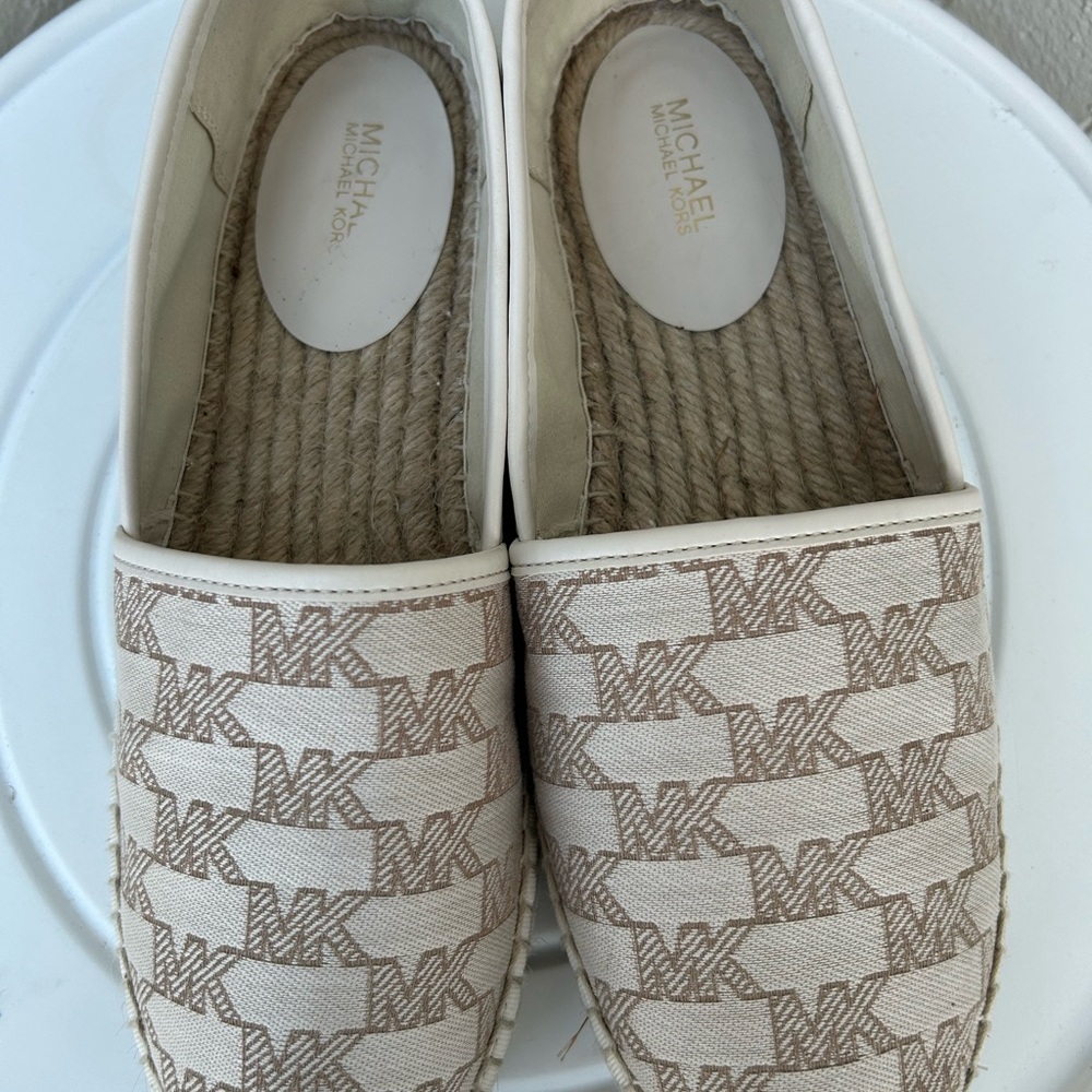 Michael Kors Hastings Signature Logo Slip-On Espadrilles in Vanilla. Size 9